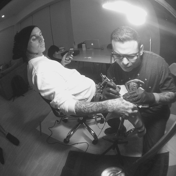 travis barker-chuey quintanar-uživo i nauči tetovažu