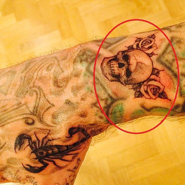 travis barker-lubanja s tetovažom ruža