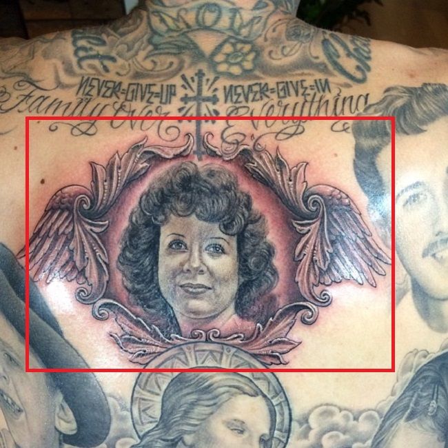 travis barker-majka portretna tetovaža