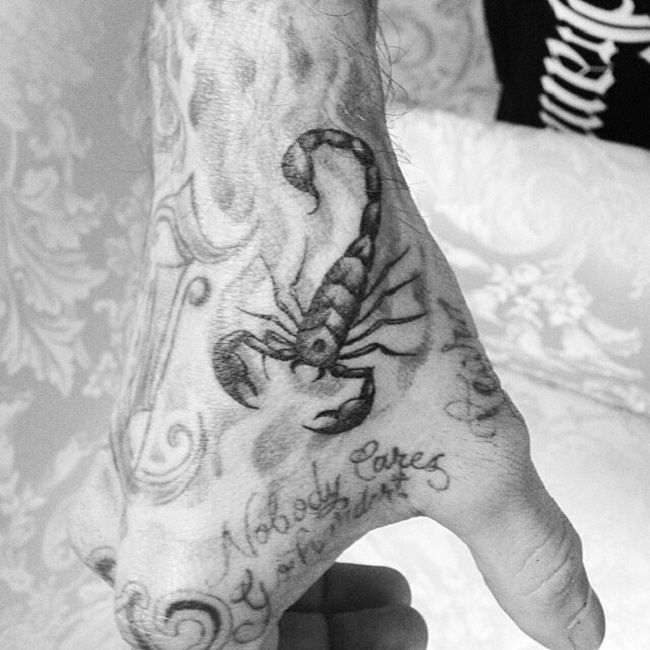 tetovaža travis barker-škorpion