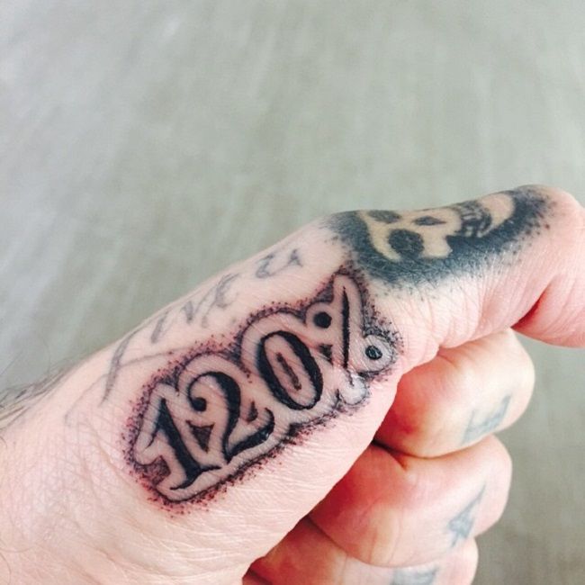 travis barker-120% tetovaža