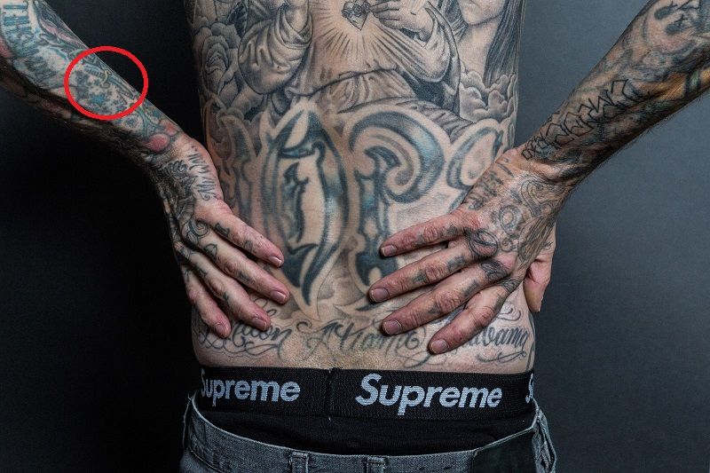 travis barker-tetovaža malenog bodeža