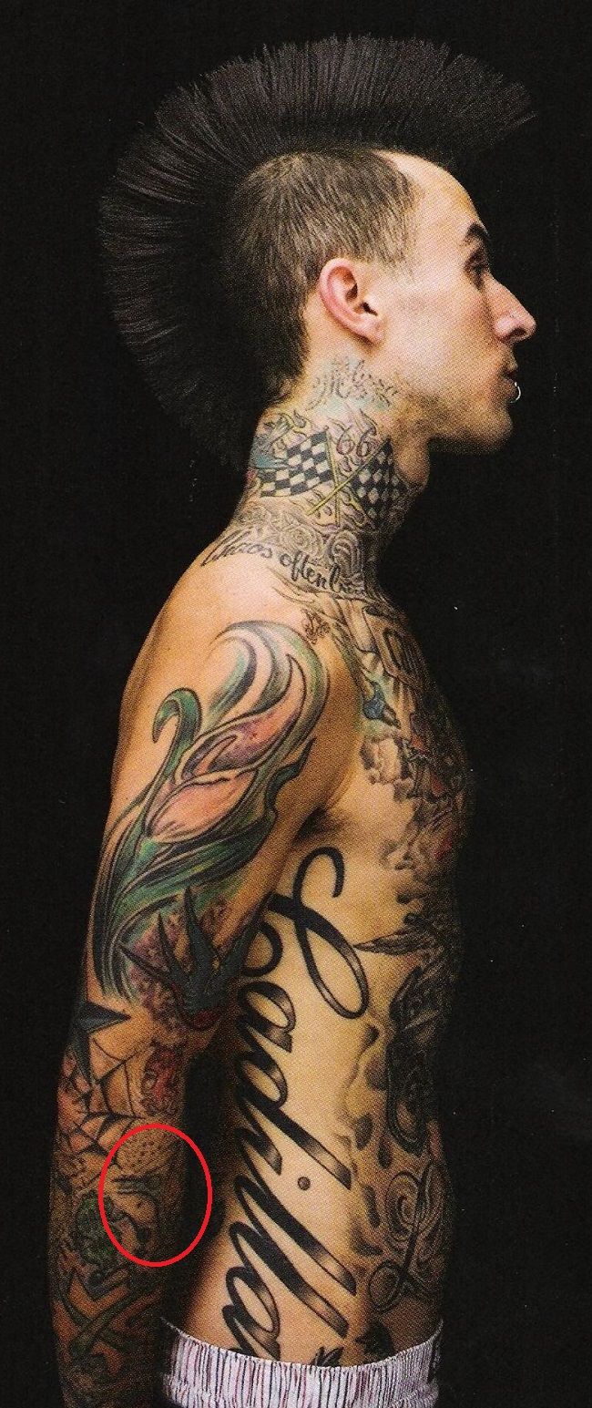 travis barker-martini tetovaža od stakla