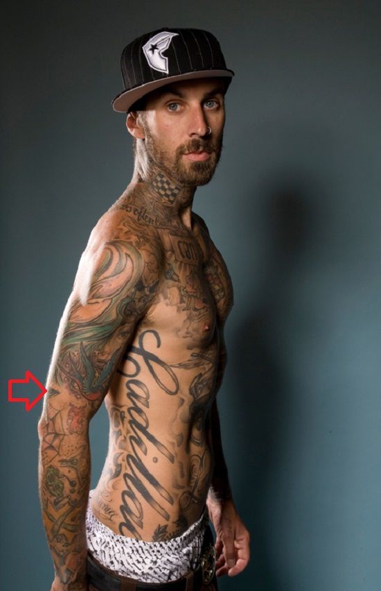 tetovaža travis barker-zečja noga