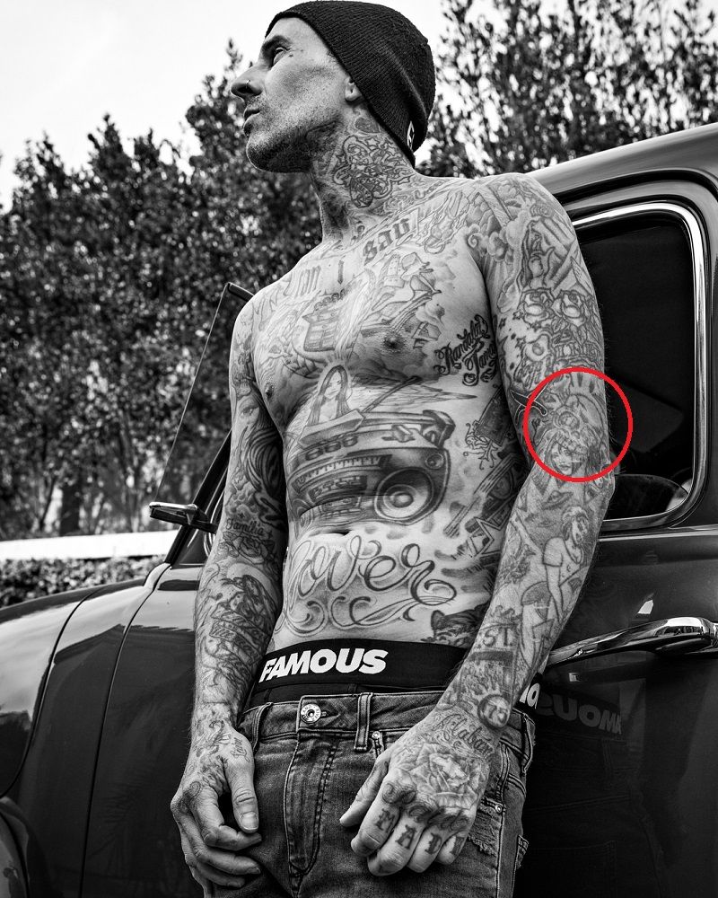 travis barker-prekrižene kosti tetovaža lubanje