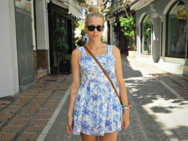 Rochie clasică de vară din bumbac colorat rochie-colorată-stradă-oraș-idee-femeie