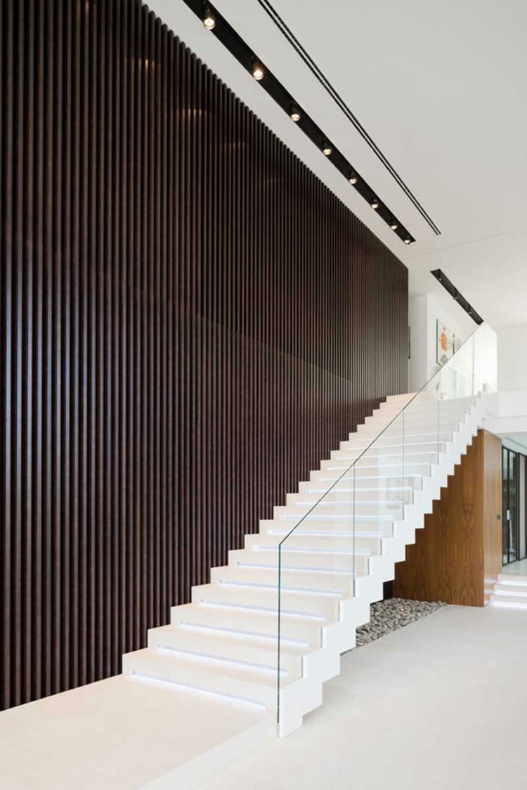 scări în stil minimalist balustradă sticlă benzi din lemn placare de perete