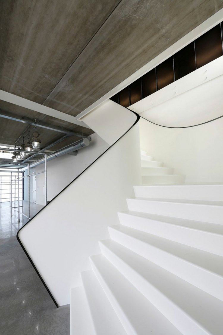 scări stil minimalist design organic balustradă accent negru
