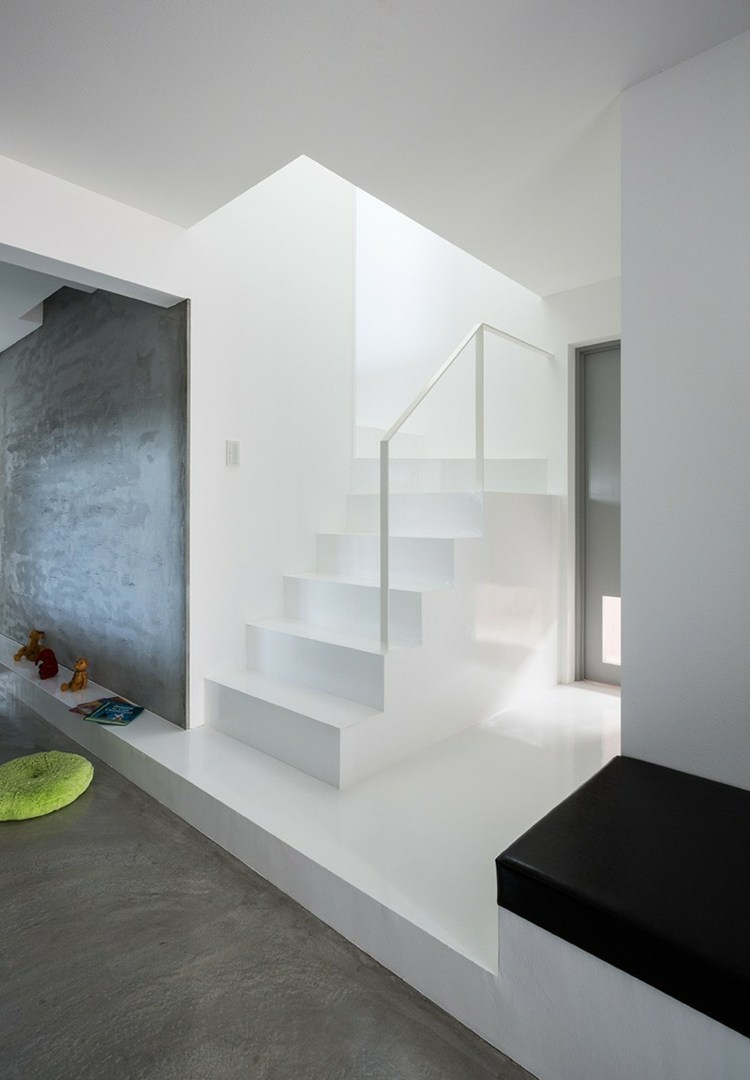 scări stil minimalist casă japonia balustradă din sticlă albă beton