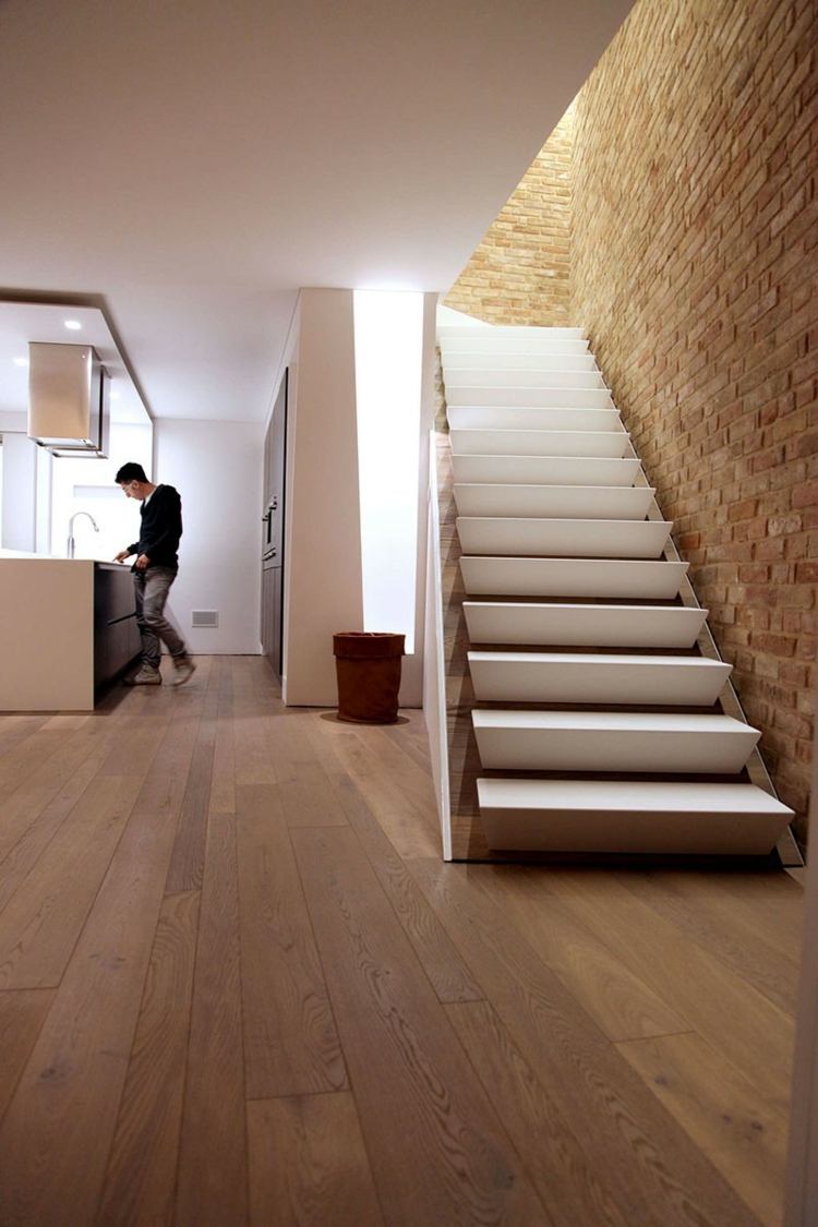 scări stil minimalist zid de cărămidă trepte de lemn alb