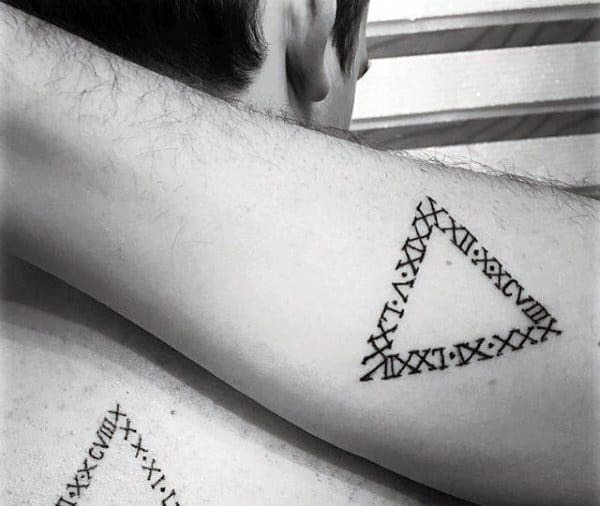 Tatuaggio triangolo romano numero per uomo sull'avambraccio
