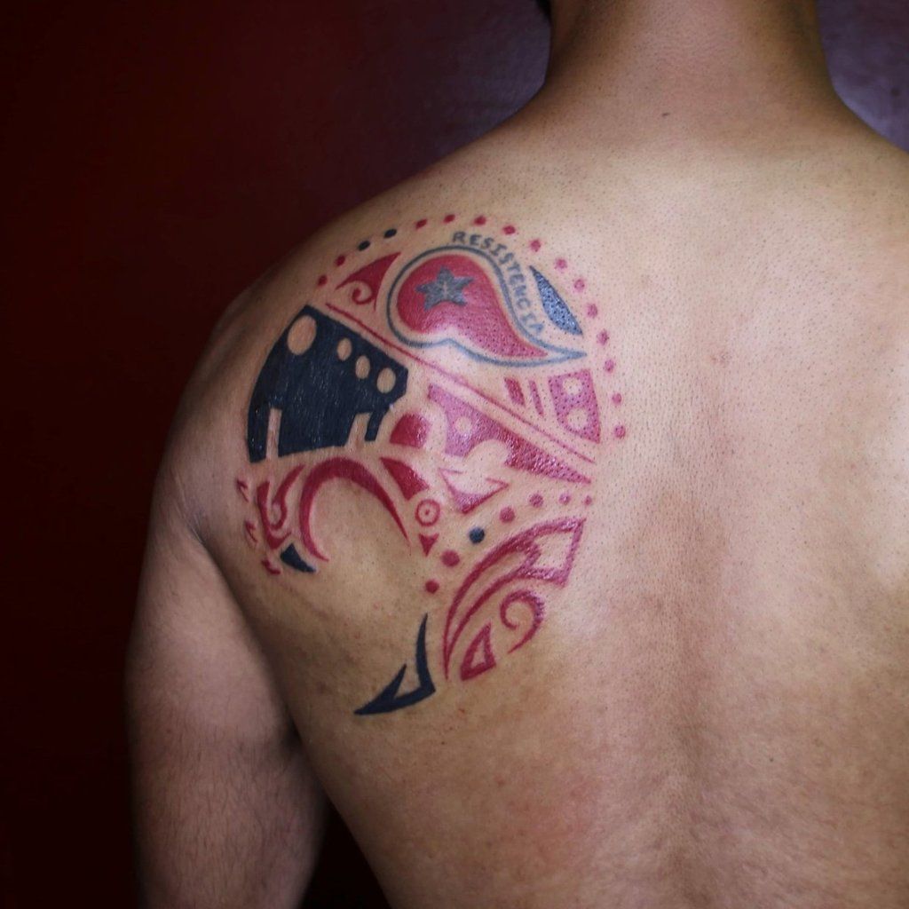Tatuagem tribal de hiena nas costas