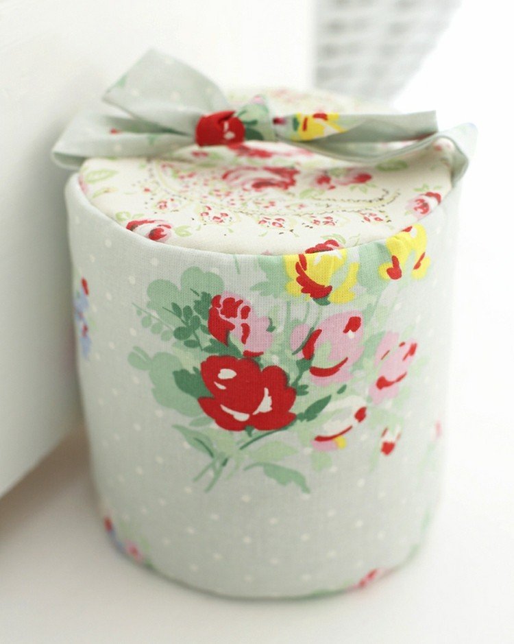 Stop de ușă în formă de cilindru cu o țesătură florală oprirea ușii de cusut cilindru-formă-scaun-colorat-model-floare