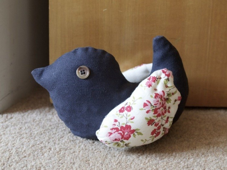 Instrucțiuni simple de cusut la ușă, cu jucărie de pluș finisată ușă-dop-cusut-pluș-animal-upcycling-pasăre-simplu-DIY