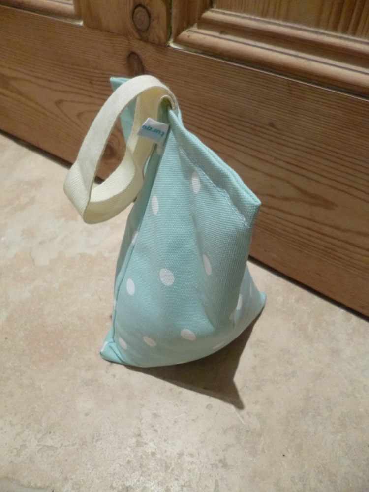 De asemenea, pe mâner se poate atârna și un opritor al ușii dop-ușă-mâner-de-cusut-geantă-agățat-pentru-începători-idee-albastră-țesătură