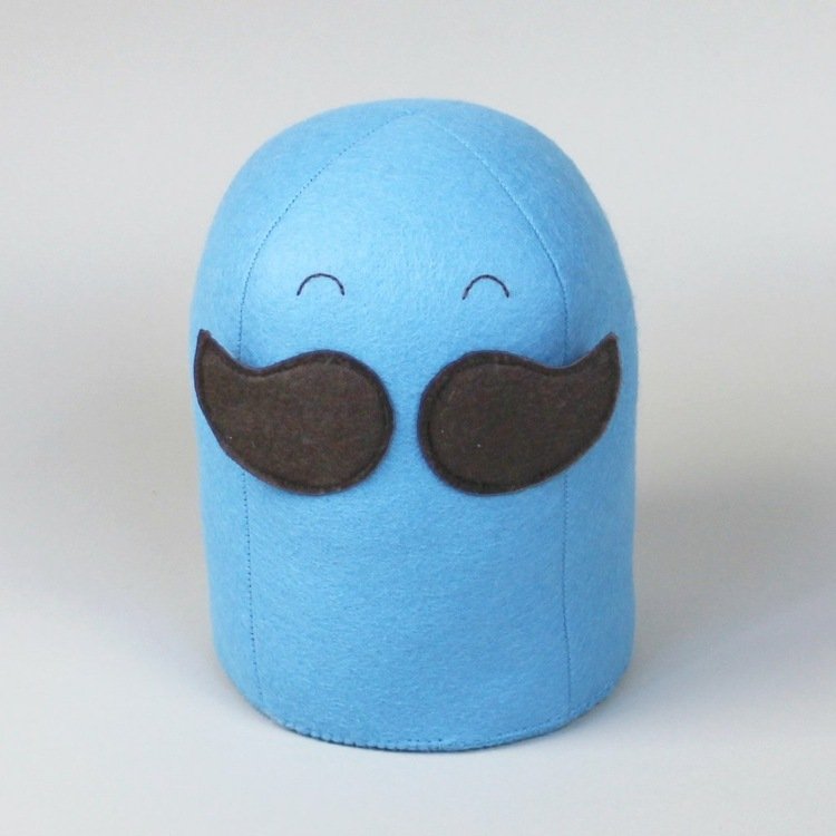 Cusutul unui dop de ușă - o figură amuzantă cu mustață oprirea ușii cusând pâslă-simplă-figură-mustață-idee-amuzantă