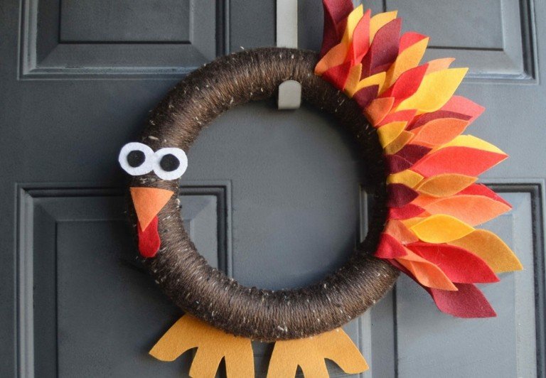 Coroană de toamnă DIY cu copii cu un motiv amuzant de curcan