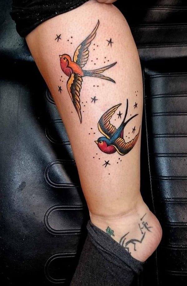 Barvita tetovaža lastovice na nogi