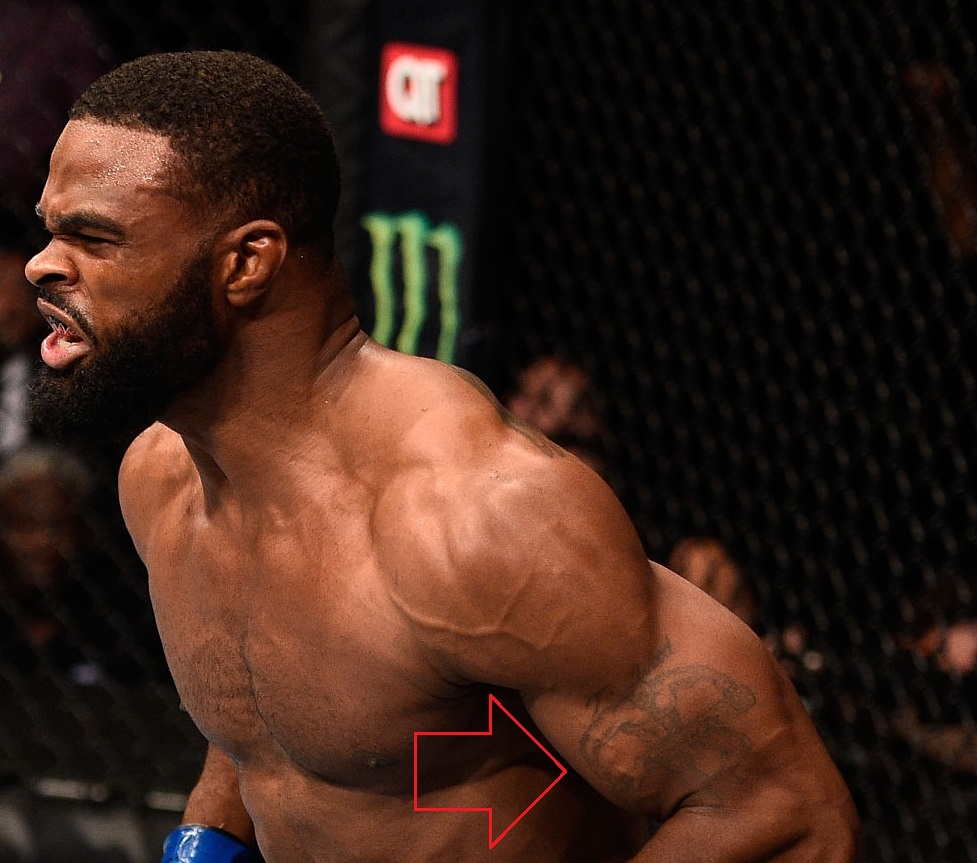 Tatuagem de braço esquerdo de Tyron Woodley no bíceps