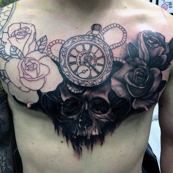 Kišeninio laikrodžio tatuiruotė su rožėmis ir kaukole ant krūtinės vyrams