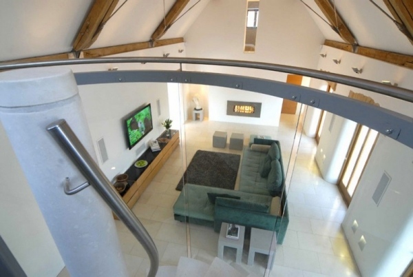 Conversie hambar clădire rezidențială mobilier zonă de zi canapea de colț Conversie hambar mobilier casă privată zonă de living canapea de colț
