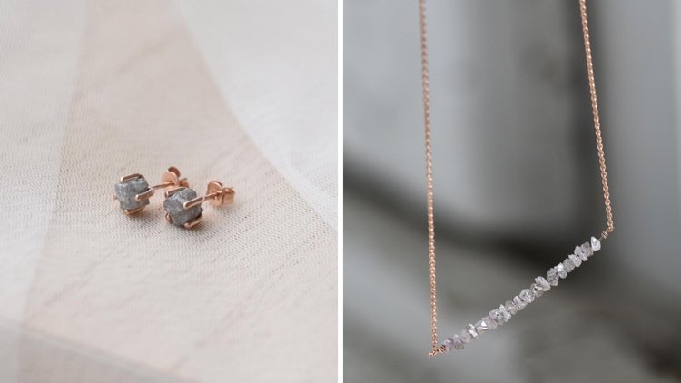 Bijuterii cu lanț și cercei cu diamante brute