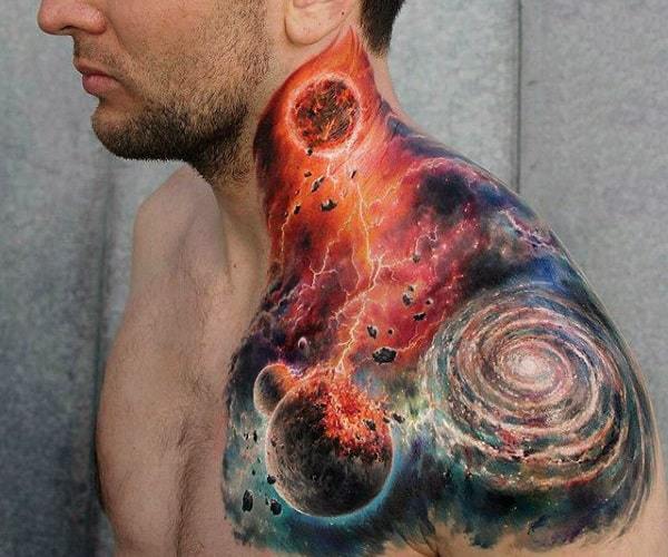 Tatouage thème de l'espace sur l'épaule pour les hommes