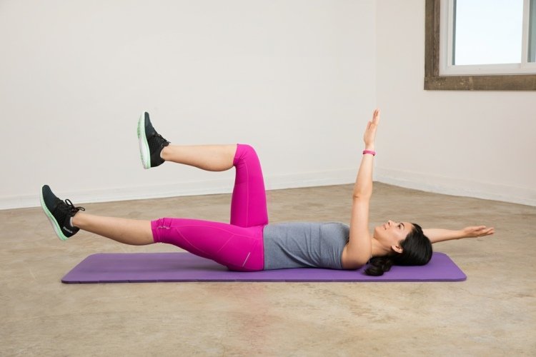 Executarea exercițiului de gândac mort Plan de antrenament abdominal inferior