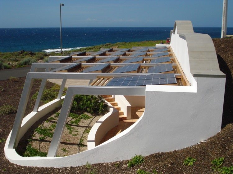 Sistemele solare de pe acoperiș alimentează casa cu energie Case cu energie pasivă plajă-vacanță-sisteme solare-acoperiș