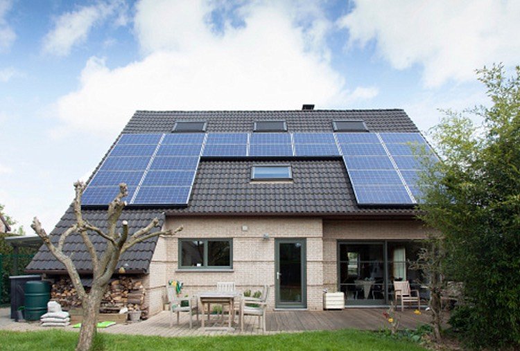 Sisteme solare pe un acoperiș cu două ape Energia pasivă găzduiește sisteme solare cu energie regenerabilă, acoperiș cu două fronturi