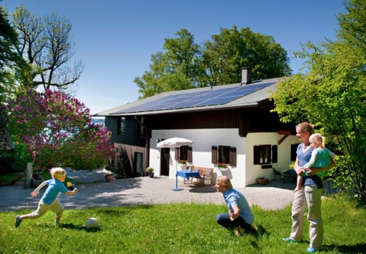 Casă de vacanță cu acoperiș solar și vedere la mare energie-pasivă-casă-familie-energii-regenerabile-familie-joacă-pajiște