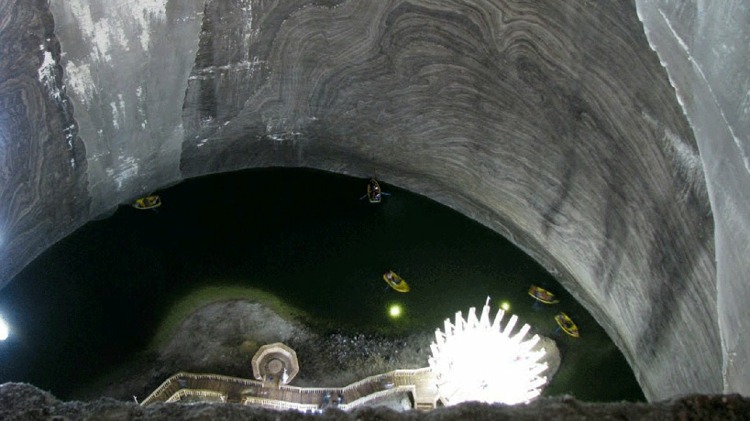 vacanta-romania-atractie-turda-mine-turisti-calatorie-destinatie-ieftina