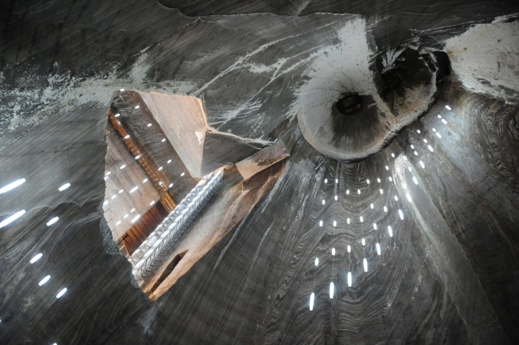 vacanta in romania pestera-turda-mine-iluminat-futurist