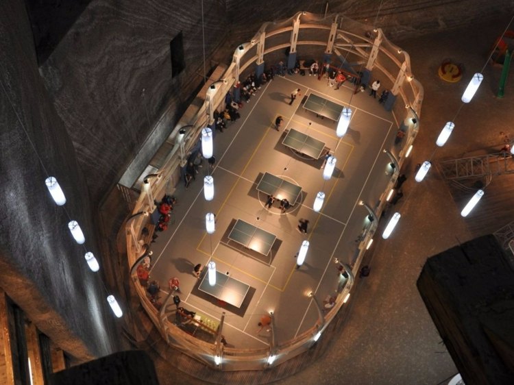 vacanta in romania parc tematic-idee-tenis de masa-lampa-sport