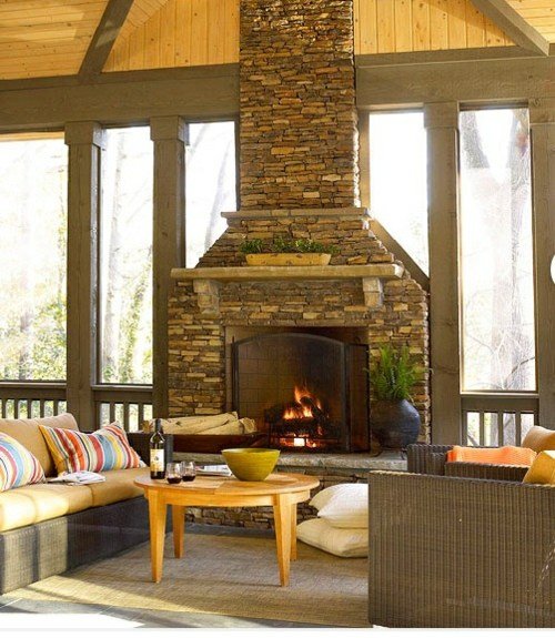 mobilier cu verandă-ratan închis șemineu deschis cu piatră în stil rustic șemineu cu verandă închisă în stil rustic