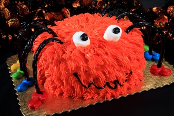tort de Halloween păianjen roșu marshmallows ochi picioare lungi tort de Halloween păianjen roșu ochi de gălbenuș