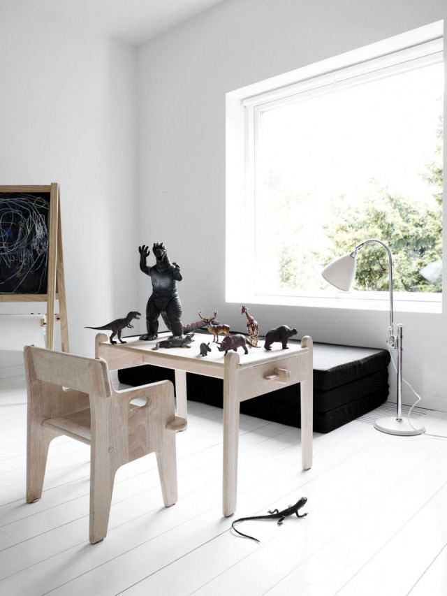 camera pentru copii purism-mobilier alb în stil scandinav-Villa-Wienberg camera pentru copii purism-scaune albe în stil scandinav fereastră mare