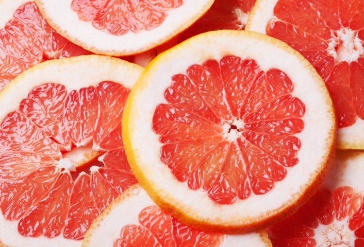 O jumătate de grapefruit conține 45 mg de vitamina C.