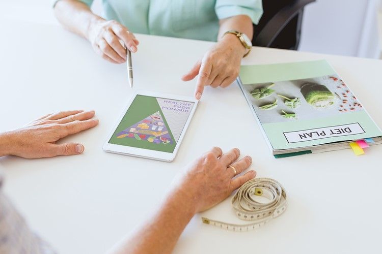 Nutriționistul ajută la planificarea unei diete echilibrate