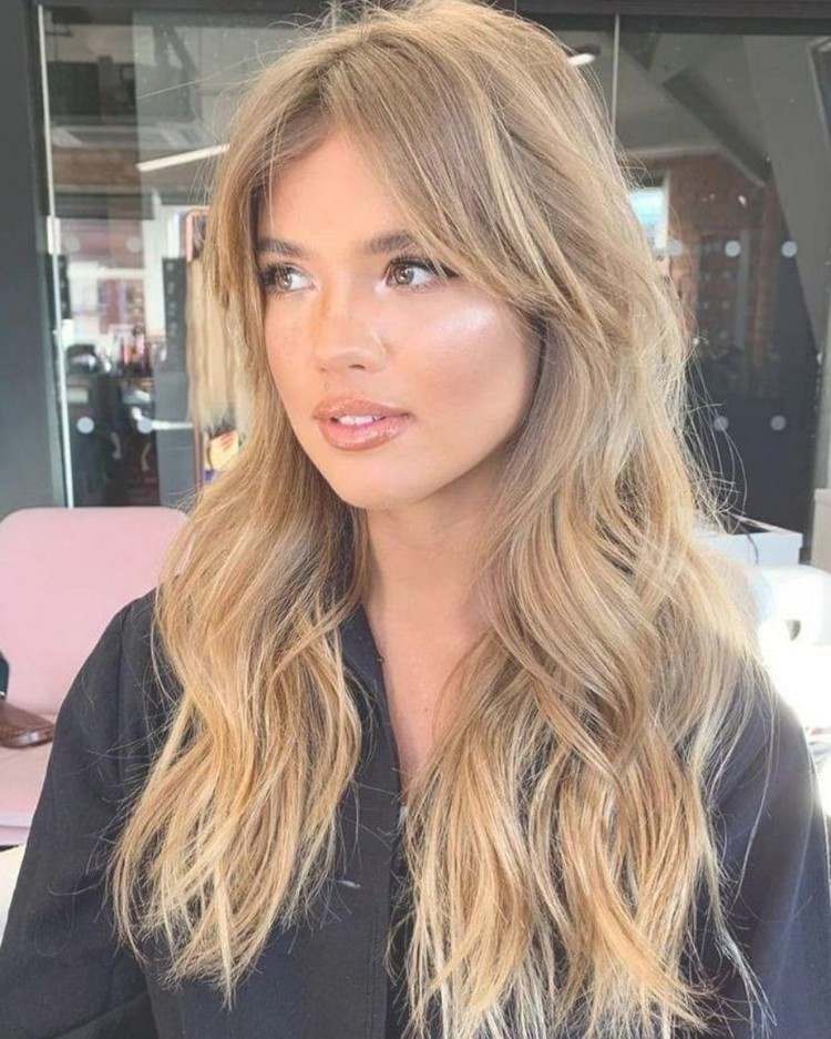 Coafura anilor '70 cu tendința părului cu franjuri