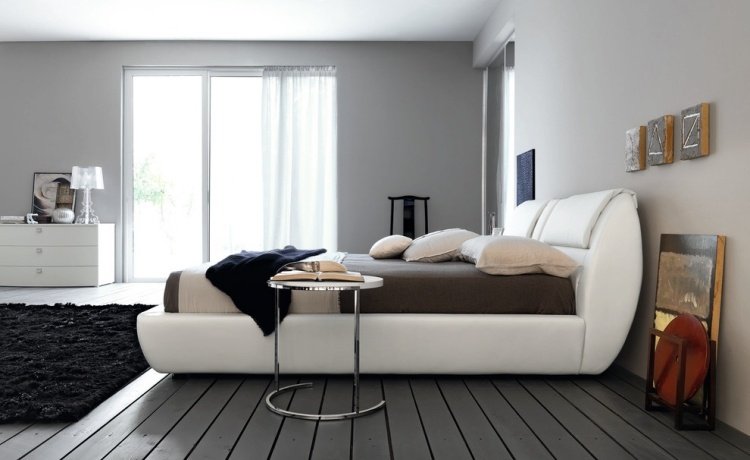 vopsea de perete gri deschis, pat tapitat alb și covor negru perete-design-gri-deschis-dormitor-alb-tapițat-pat-podea