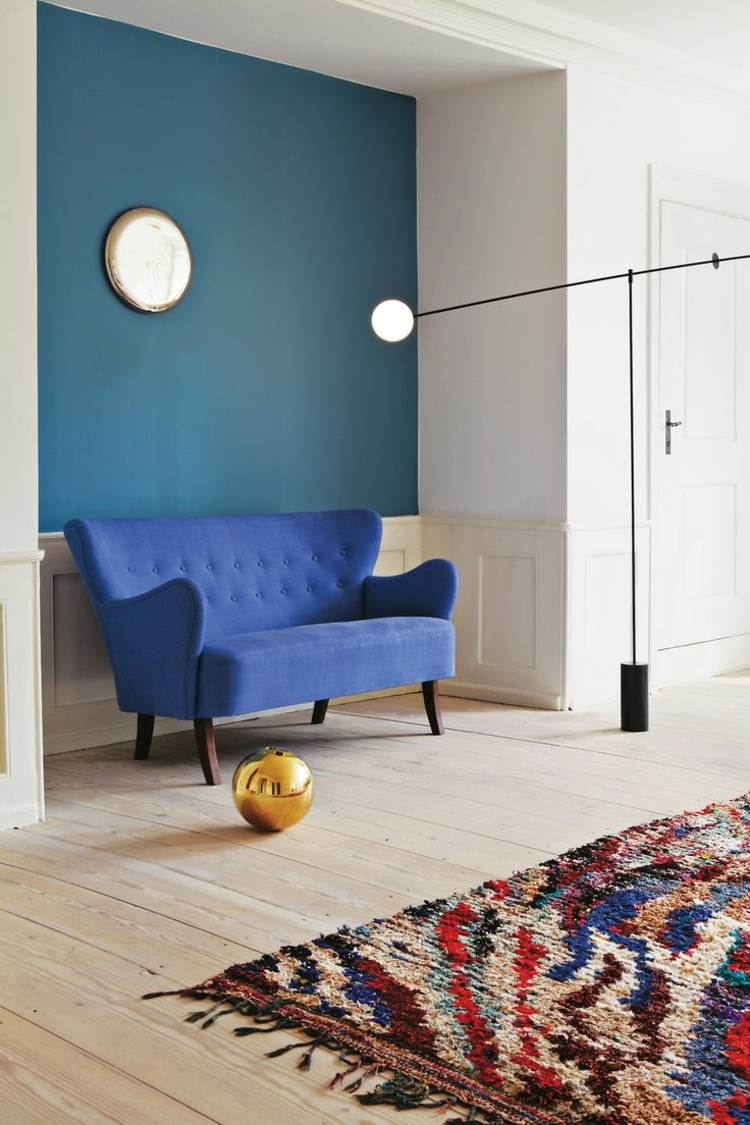 Teal ca accent într-un interior luminos culoare perete accent benzină covor de perete colorat canapea albastru