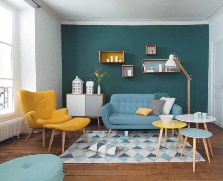 mobilier tapițat galben și albastru pe un perete verde benzină culoare perete verde petrol-living-galben-albastru pastel-accente
