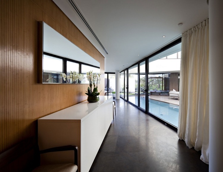 lambriuri din lemn real sau tapet în aspect de lemn design perete-coridor-design perete-tapet-lemn-optica-alb-bufet