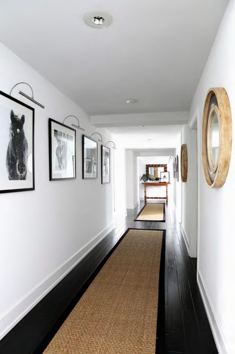 fotografii alb-negru în rame negre perete-design-coridor-alb-negru-lampă-cu-imagini