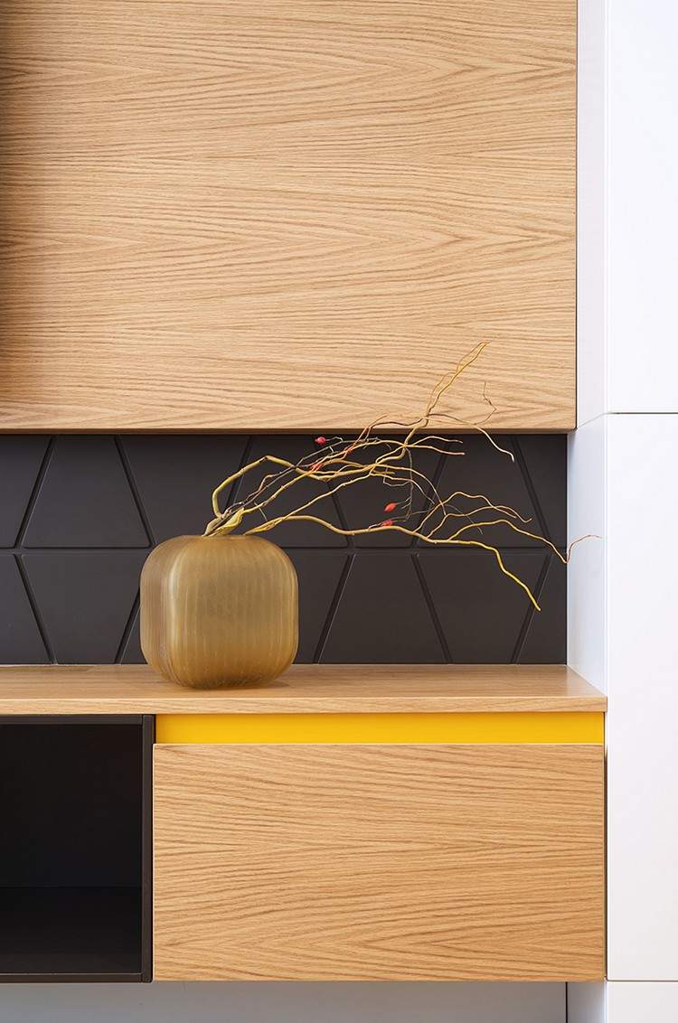 panouri negre cu forme geometrice și accente galbene pe dulapuri umbre calde-living-perete-living-bariera-din-lemn-panouri-negre-perete din spate
