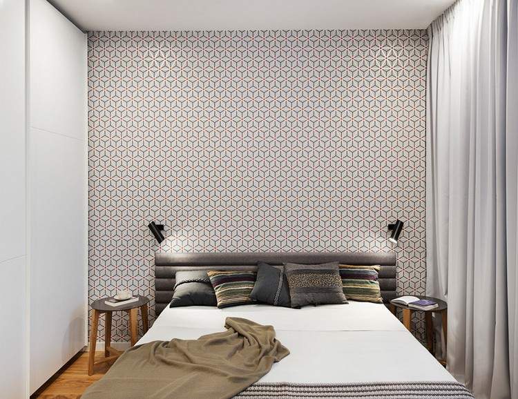 tapet cu model geometric în gri deschis și roșu în dormitor dormitor-tapet-accent-perete-geometric-luminos-gri-roșu-negru-lumini-de-perete