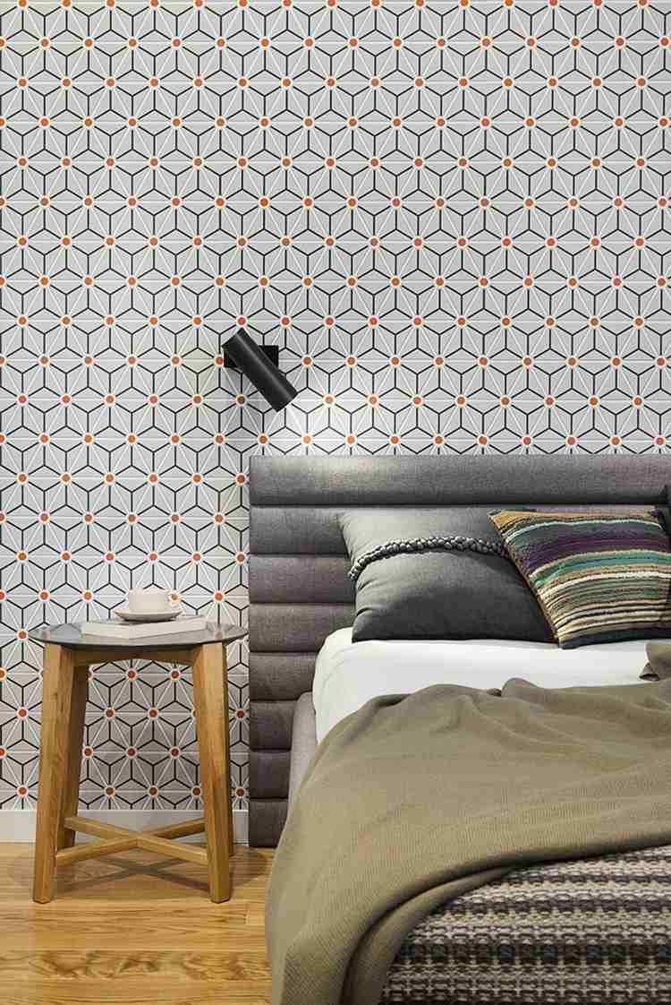 tapet geometric în dormitor, lampă de perete neagră pentru lectură dormitor-tapet-geometric-gri-roșu-negru-lampă-de-perete-pat-tapițat-gri
