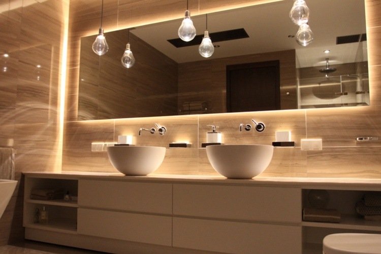 lumină caldă pentru relaxare în baie