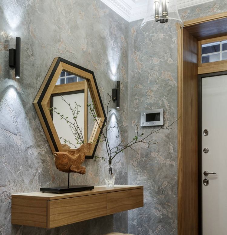 Lămpi de perete cu lumină albă rece pe hol cu tencuială decorativă